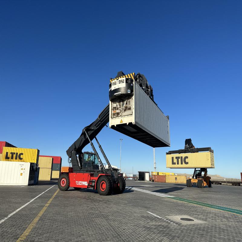 container reach stacker