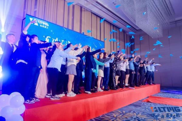 Paper airplanes are flying Paper airplanes are flying