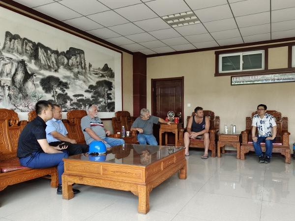 warmly receives the Australian customer team warmly receives the Australian customer team