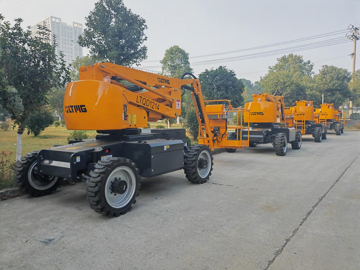 articulating boom lifting