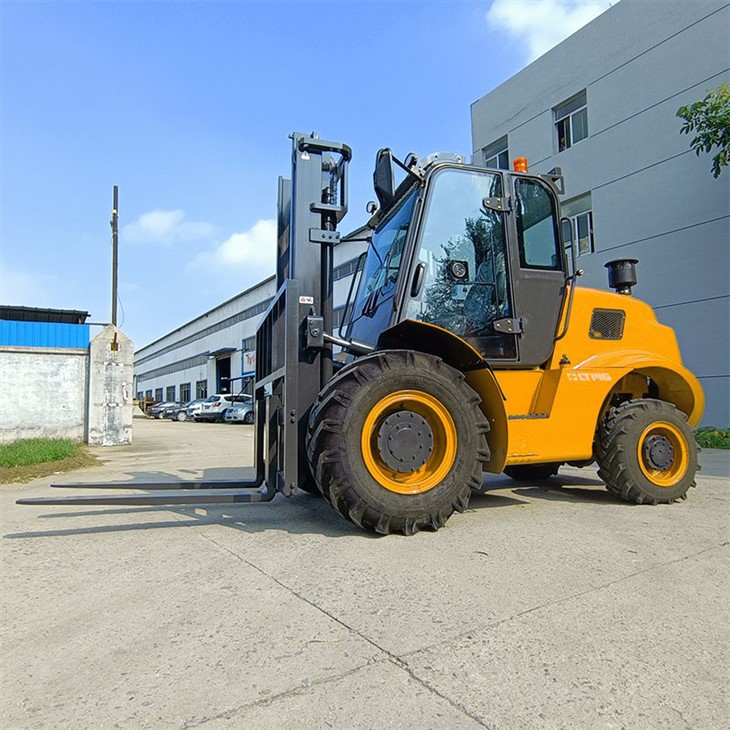 four wheel drive  terrain fork truck